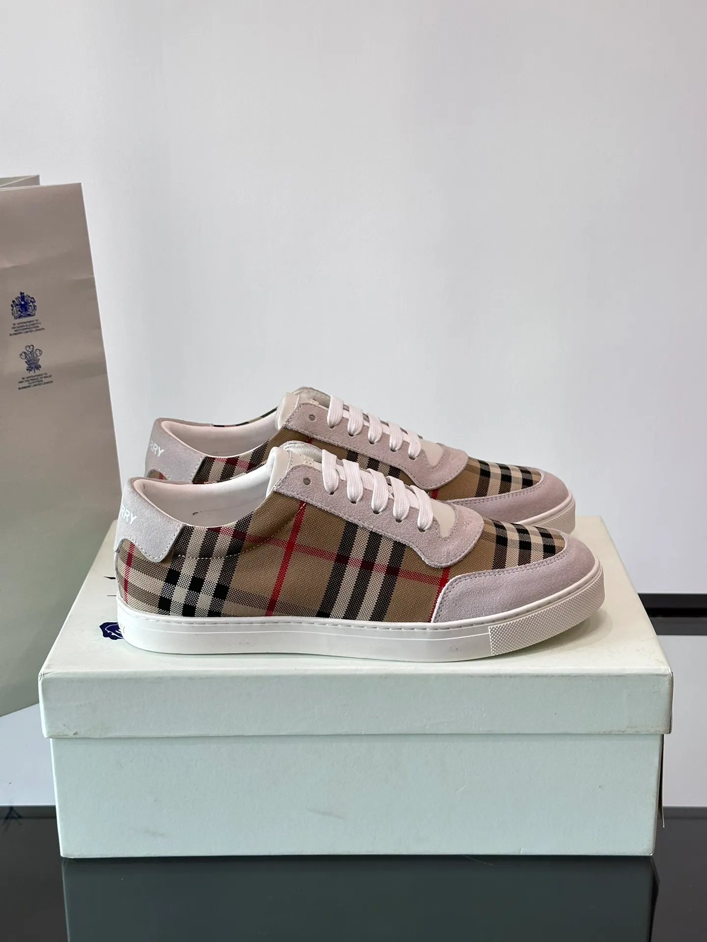 P380▫️B’s men’s classic low-top sneakers are reinterpreted in Vintage plaid cotton and cowhide materials, and decorated with a new brand logo. First-layer sheepskin lining, heel decorated with Burberry letter embossed logo, original outsole Size: 38-44 (45 customized) No. 068
